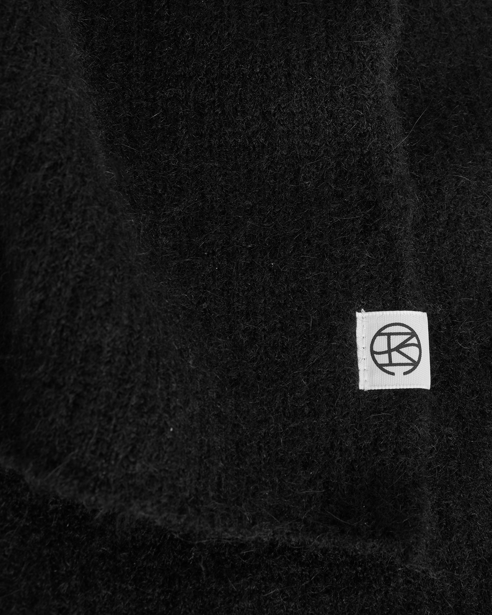 KEYBondie Hope Hood Scarf – Black, close-up